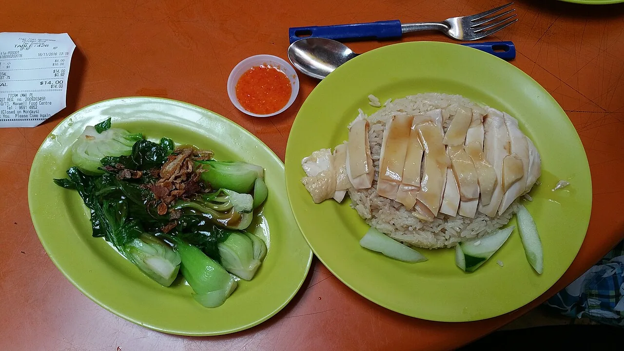 Sepiring nasi ayam Hainan dengan irisan ayam dan nasi pulen
