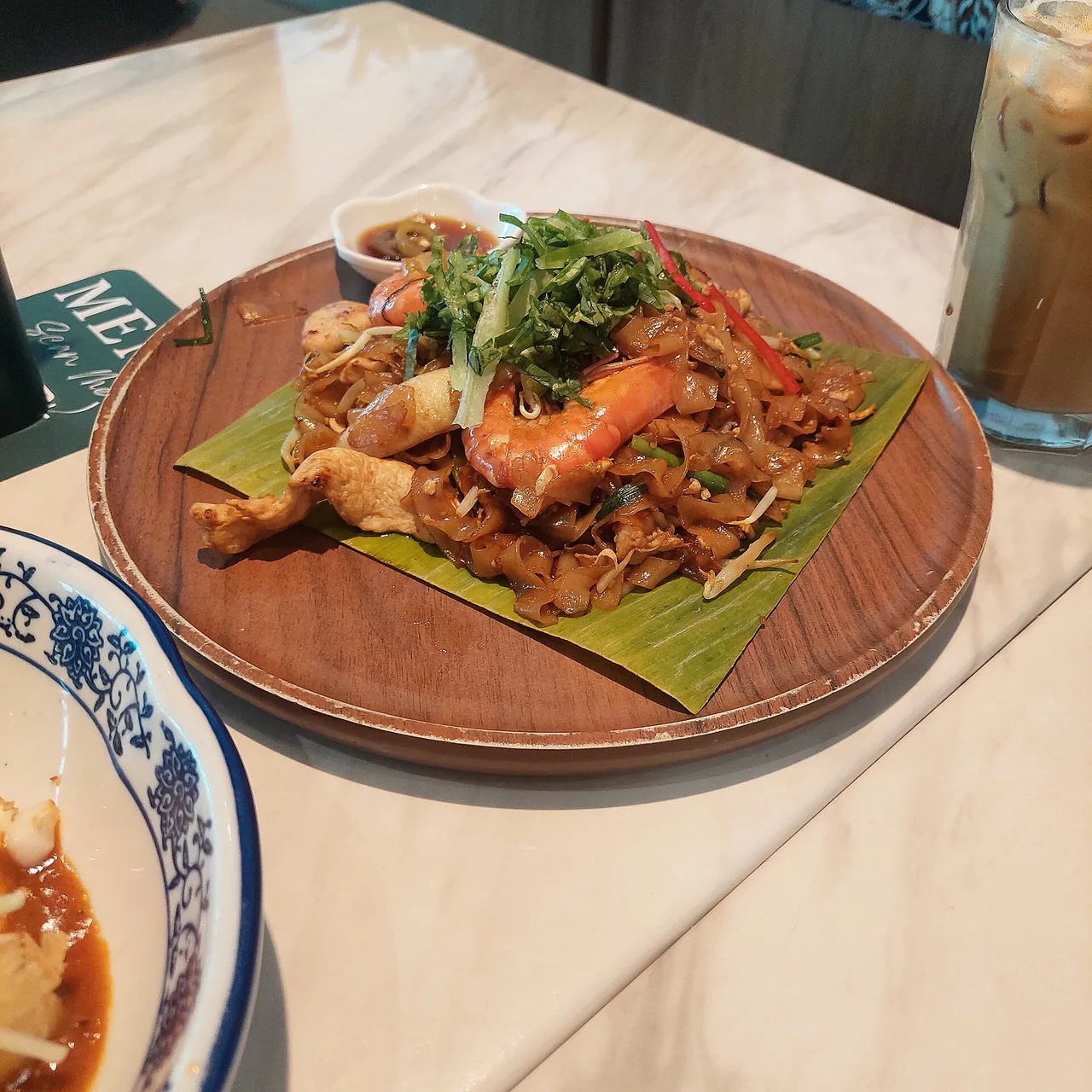 Char kway teow yang ditumis di wok di sebuah kedai hawker