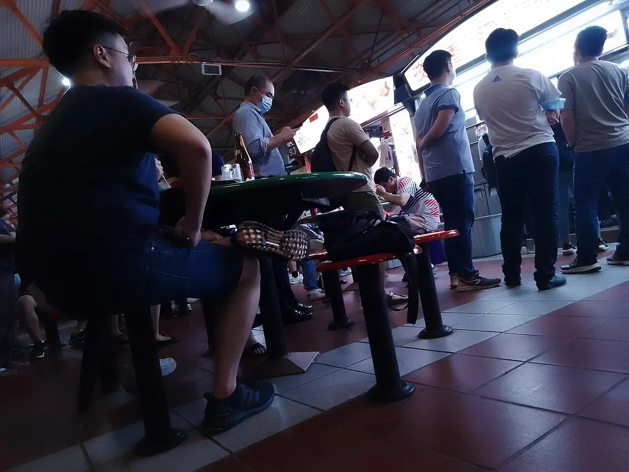 Antrean orang menunggu di sebuah kedai hawker yang populer