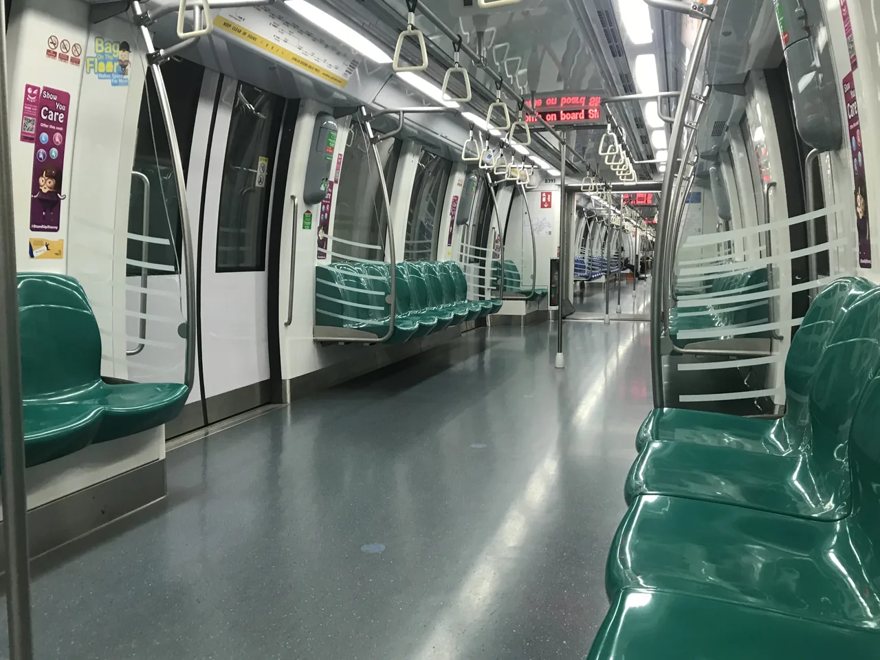 싱가포르 MRT 객실 내부, 싸고 에어컨 나오는 이동 수단 싱가포르 MRT 객실 내부, 싸고 에어컨 나오는 이동 수단