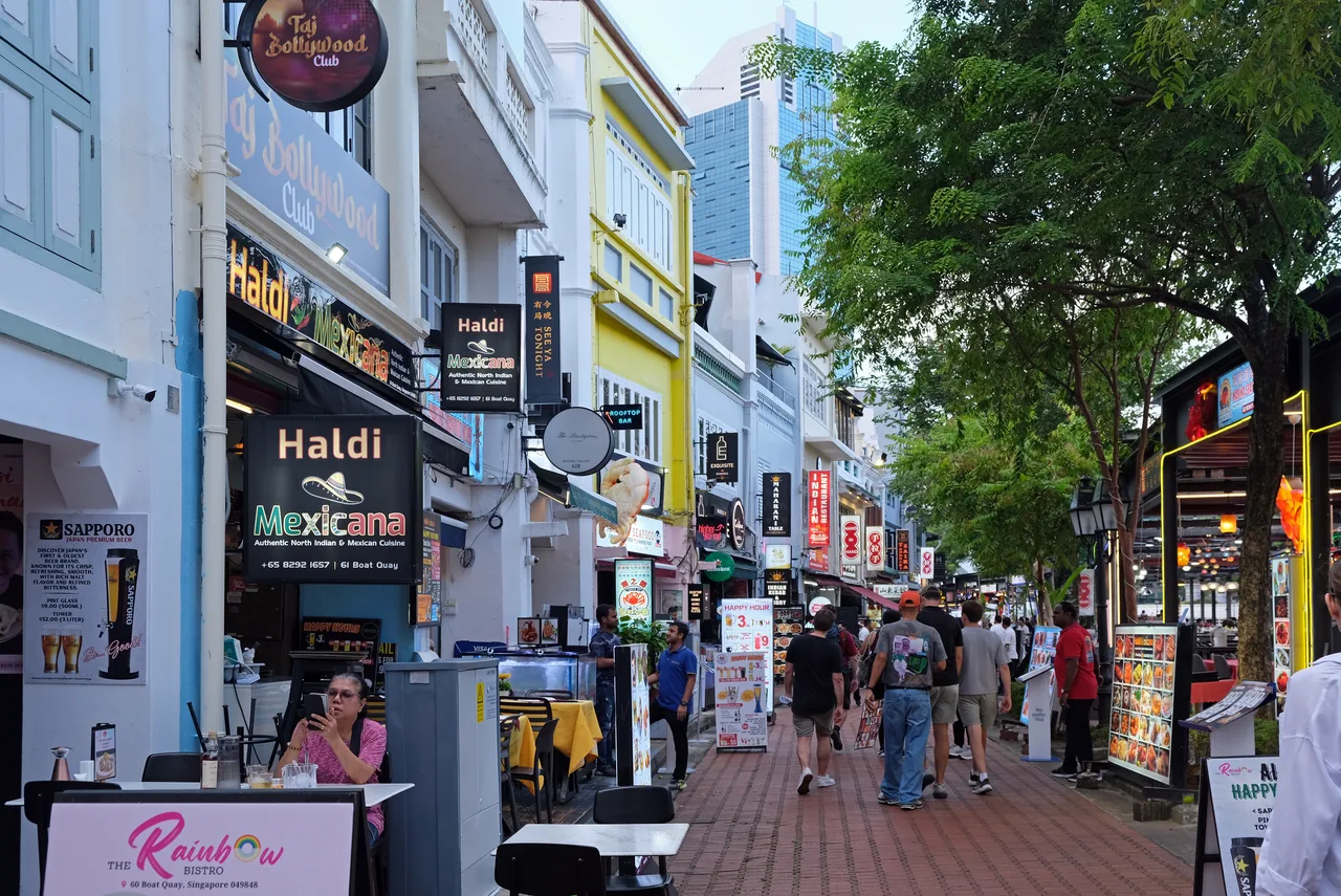 싱가포르 CBD 마천루 아래 보트키를 따라 늘어선 강변 레스토랑과 손님 싱가포르 CBD 마천루 아래 보트키를 따라 늘어선 강변 레스토랑과 손님