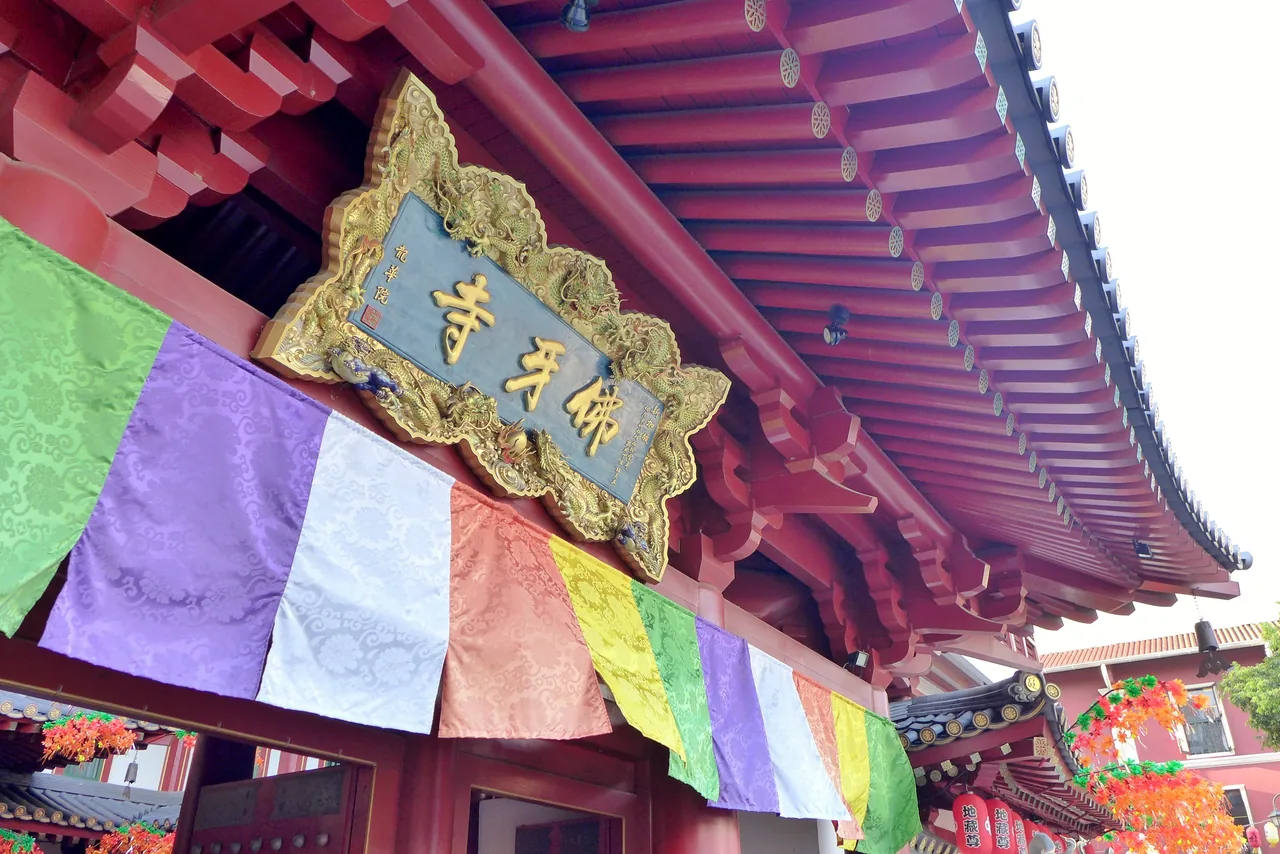 チャイナタウンのランドマーク、仏牙寺(Buddha Tooth Relic Temple)