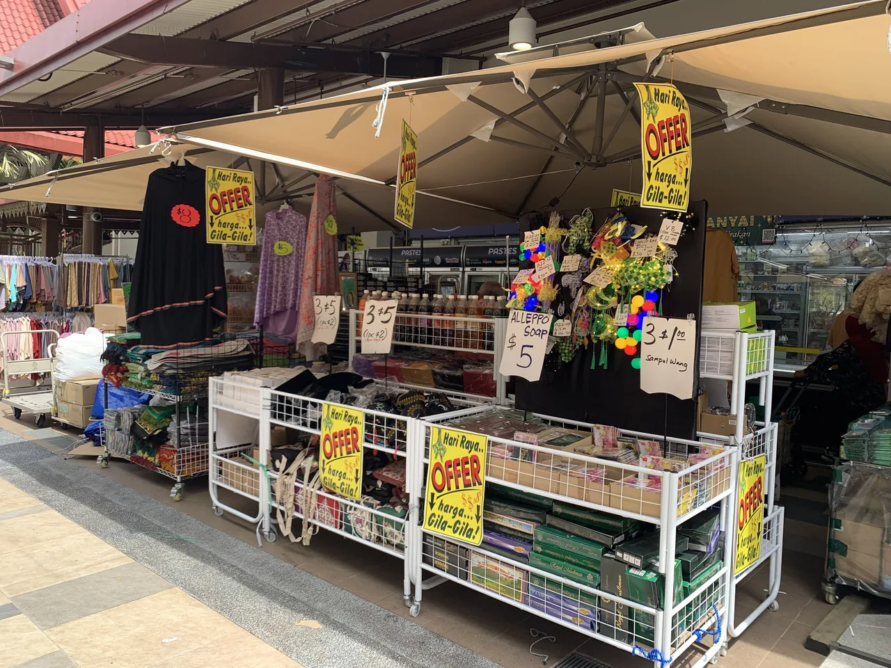 シンガポールのマレー文化の街ゲイラン・セライの屋台と人々