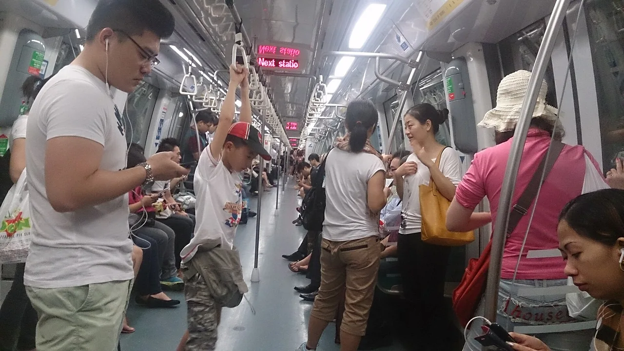 싱가포르 MRT 객차 내부