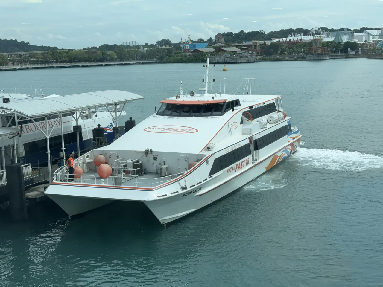 Feri cepat yang menghubungkan Singapura dengan pulau