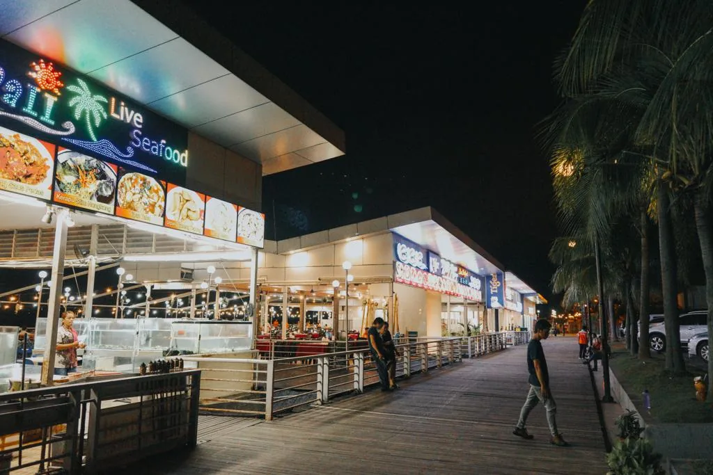 Deretan restoran seafood terapung di Harbour Bay, Batam