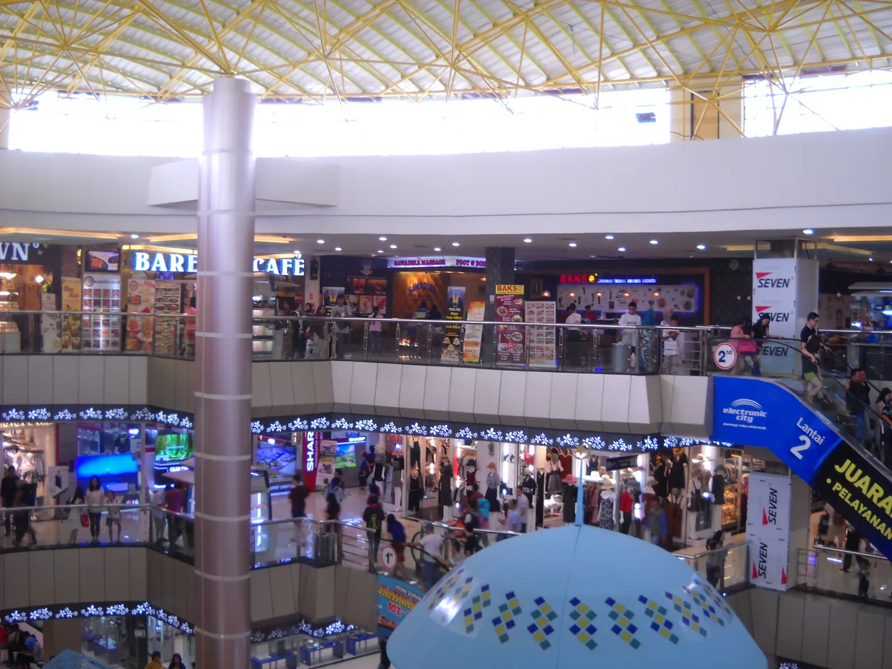 Interior Nagoya Hill Mall, Batam