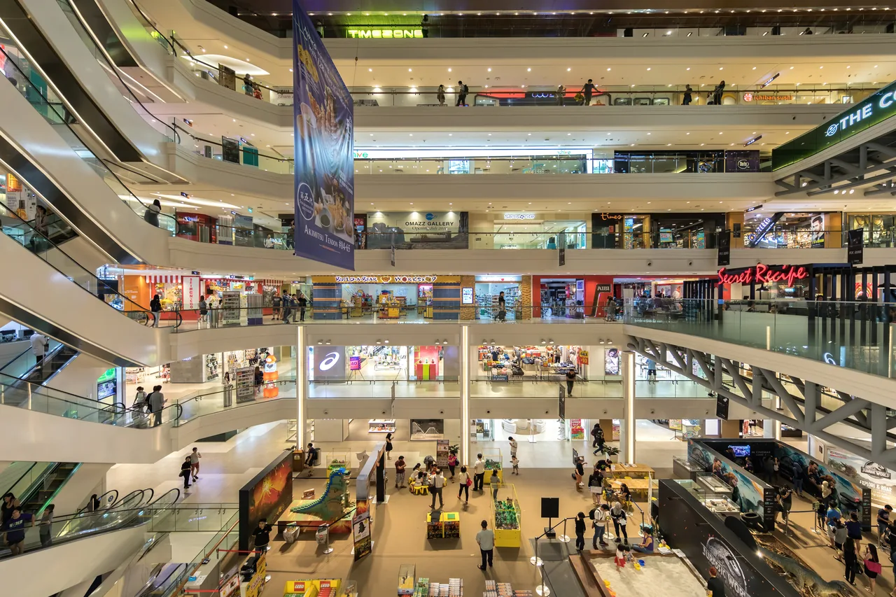 Atrium bertingkat di dalam mal Plaza Singapura, Orchard Road