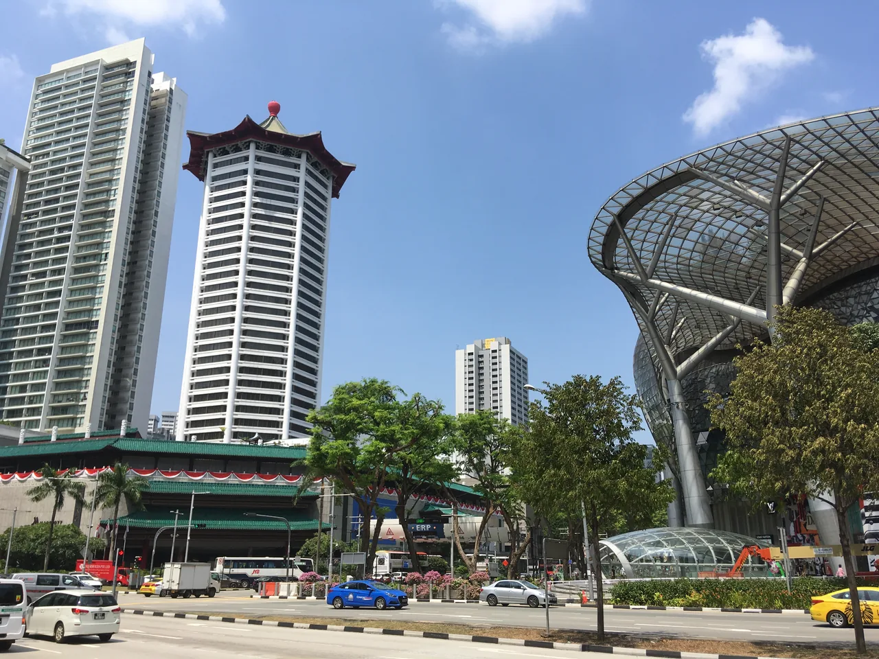 Lalu lintas dan pejalan kaki di Orchard Road di samping fasad kaca ION Orchard
