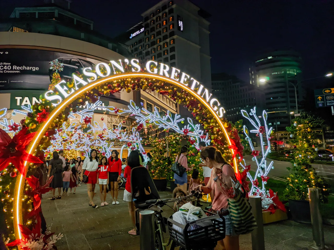 Gerbang lampu Natal yang menyala di depan Tanglin Mall